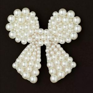Simone rocha style pearl brooch